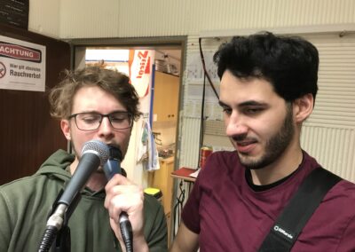 Eli und Scharief am Singen